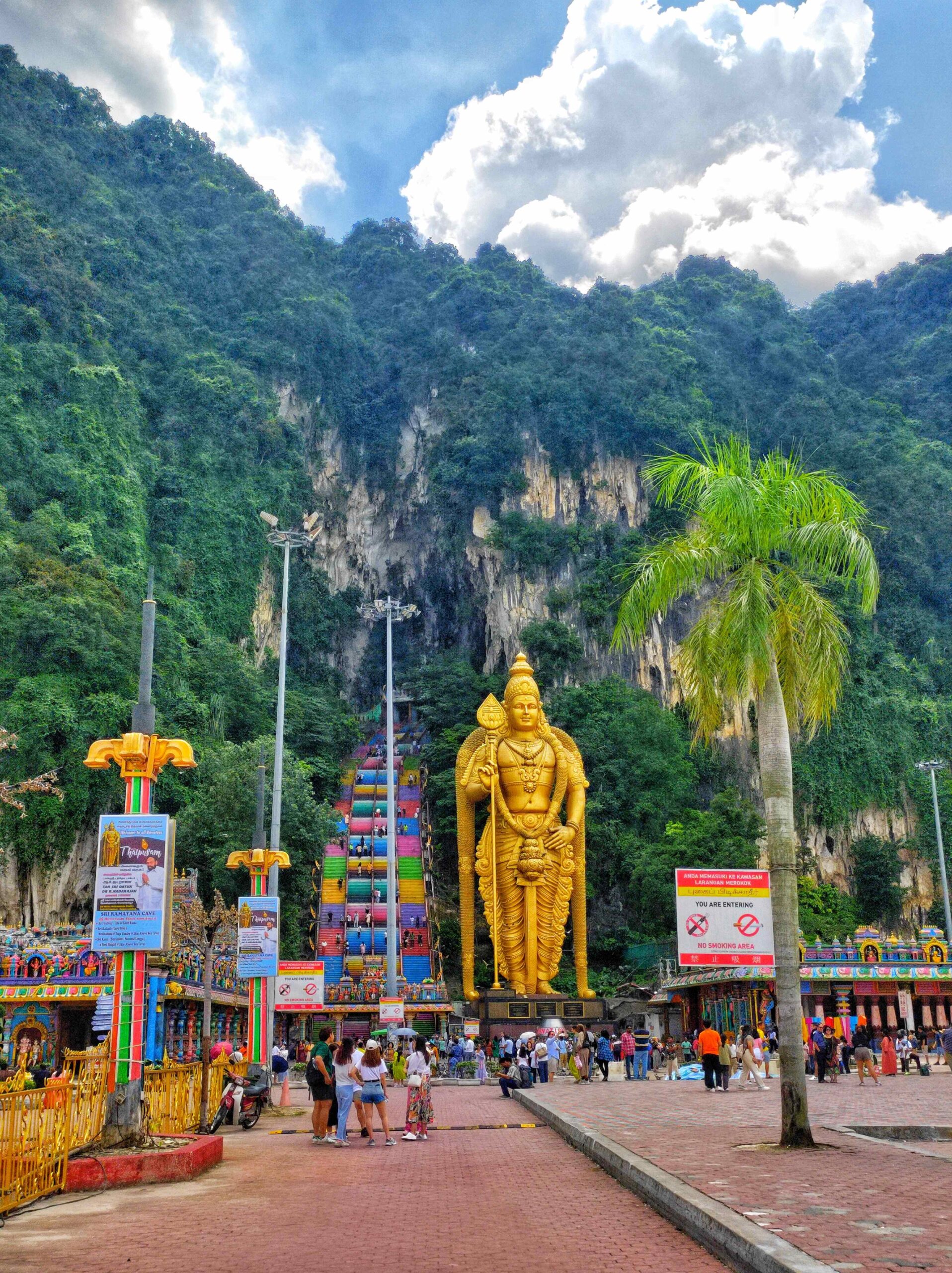 STUNNING VIEWS OF BATU CAVES IN MALAYSIA